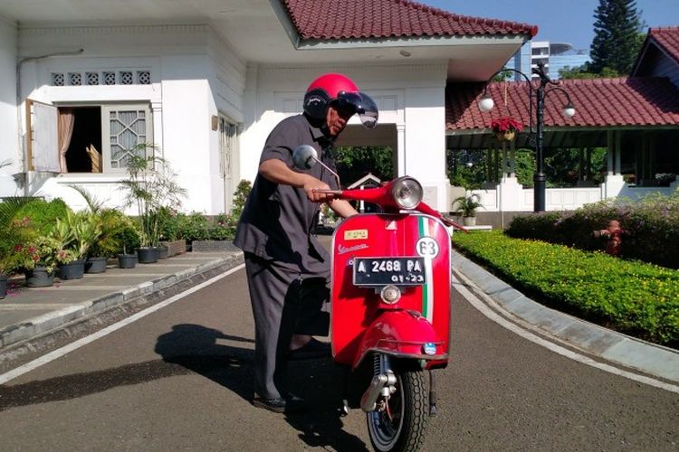 Wali Kota Bandung Oded M Danial dan Vespa Sprint 1963 miliknya. Gambar diambil pada di rumah dinasnya, Jalan Dalemkaum, Kota Bandung, Jawa Barat, Senin (22/7/2019).