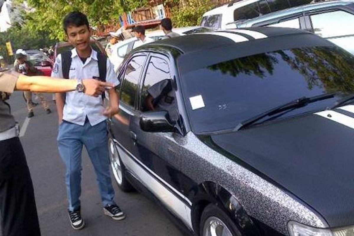 Belasan mobil mewah milik pelajar terjaring razia polisi yang digelar di depan SMA 1 Semarang, di Kompleks Taman Menteri Supeno, Rabu (2/10/2013) pagi. 