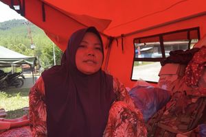 Kisah Dewi Ruhmini, Kepala Sekolah di Aceh Tengah yang Mengungsi dan Mengajar di Tenda Darurat