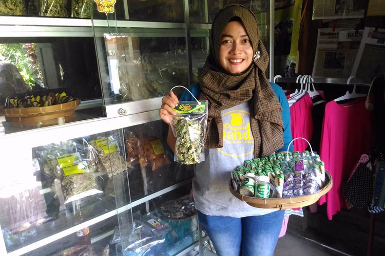 Ketua Kelompok Wanita Tani (KWT) Pawon Gendis, Dwi Martuti Rahayu (34), memamerkan produk makanan olahan dari daun pegagan di Pedukuhan Salakmalang, Desa Banjarharjo, Kecamatan Kalibawang, Kabupaten Kulon Progo, DI Yogyakarta, Rabu (24/5/2017). 