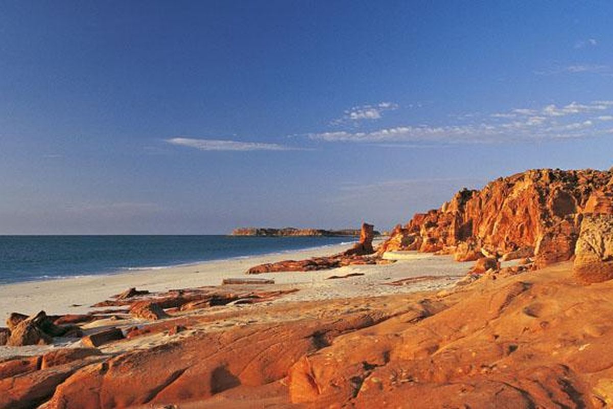 Perkemahan alam bebas di pesisir pantai milik suku Aborigin lokal, yaitu orang Bardi