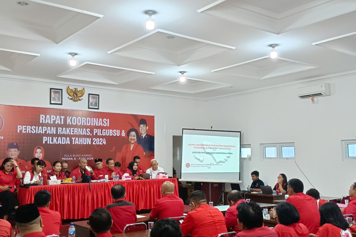 Foto Jokowi tampak sudah dipasang di Ruang Rakor DPD PDI-P Sumut , Senin (6/5/2024)