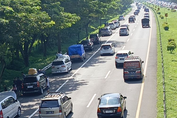 Volume Kendaraan di Tol Cipali Pagi Ini Turun 31 Persen, Arus Lalu Lintas Alami Perlambatan akibat Banyak Kendaraan Berhenti di Bahu Jalan