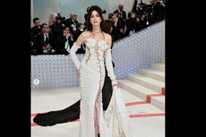 Profil Anne Hathaway yang Pakai Gaun Peniti Emas di Met Gala 2023