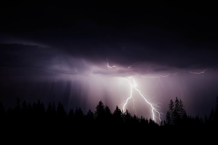 Ilustrasi hujan petir.