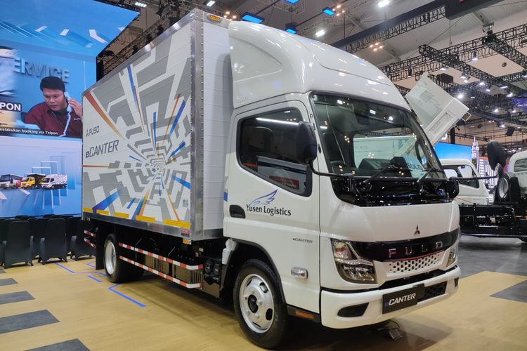 Truk listrik eCanter di booth Mitsubishi Fuso di GIIAS 2024