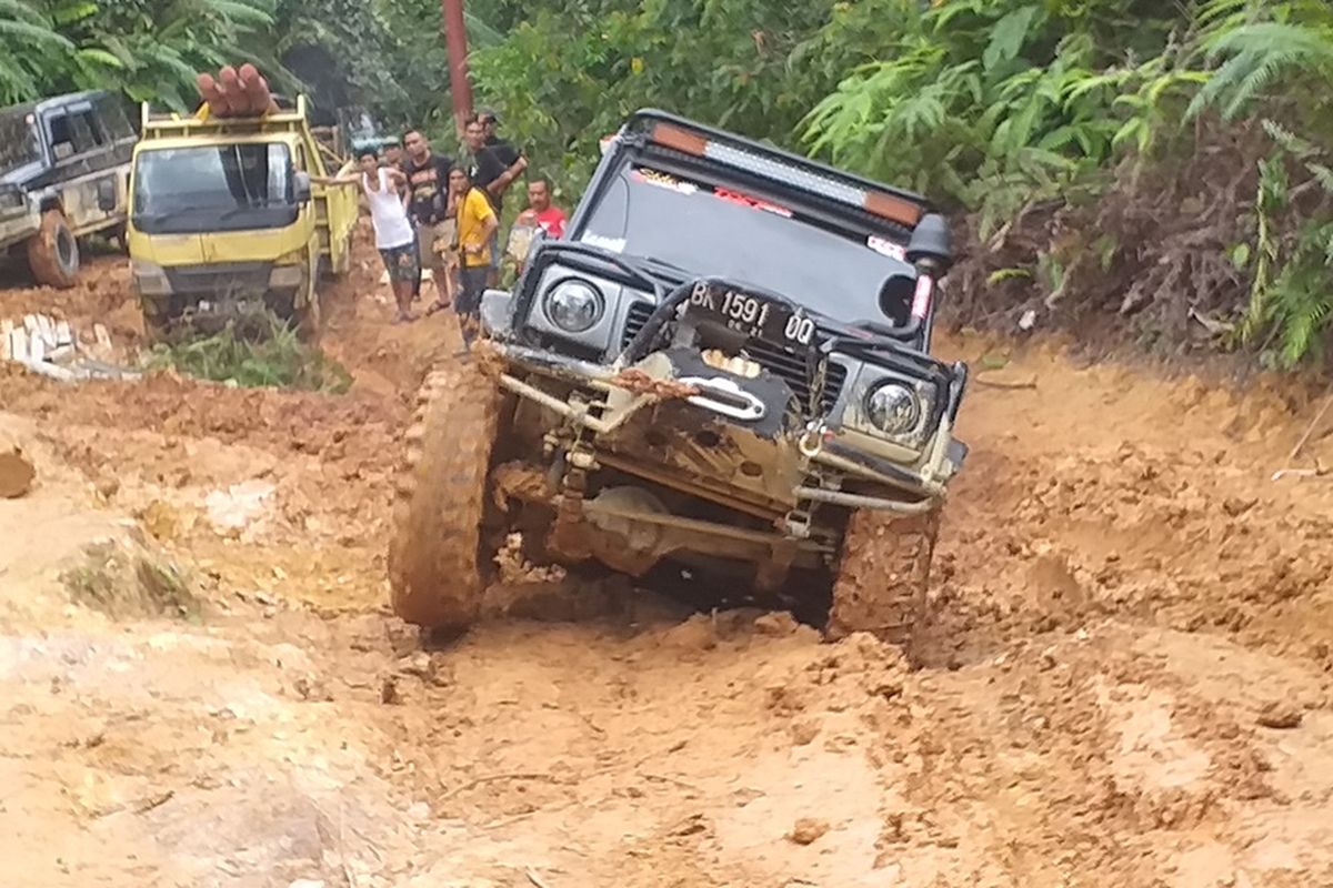 Salah satu medan yang sulit dilalui oleh tim off road saat melakukan track ke desa desa terpencil di Kecamatan Kampar Kiri Hulu, Kabupaten Kampar, Riau, Minggu (21/6/2020).