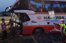 Bus Harapan Jaya Tabrak Truk di Tol Jombang, Kondektur Tewas