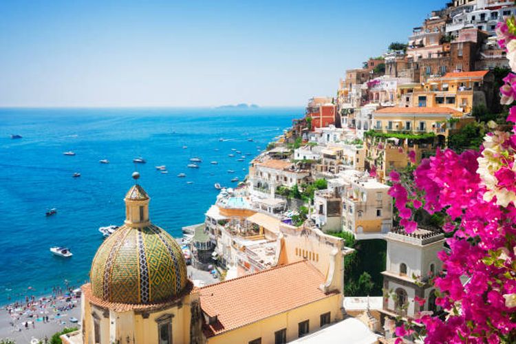 Pemandangan Laut Mediterania di Positano, Italy.