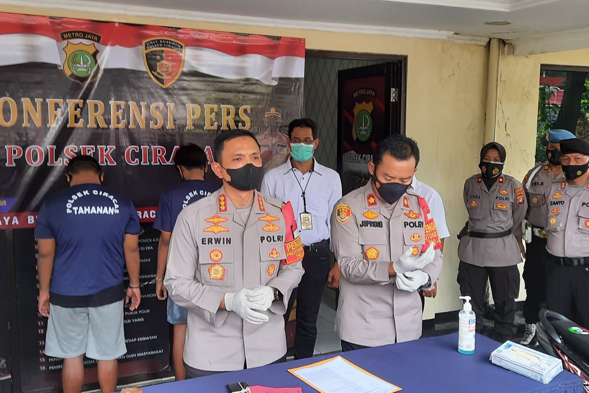 Kapolres Jakarta Timur Kombes Erwin mengungkapkan bahwa dua pencuri handphone bersenjata tajam di Ciracas, Jakarta Timur, adalah pengguna narkoba. 
