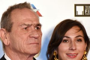 Putri Aktor Tommy Lee Jones Ditemukan Tewas di Hotel Mewah, Diduga Akibat Overdosis