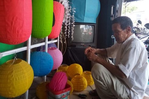 Cerita Kakek Rehani 15 Tahun Jadi Perajin Lampion di Solo, Kebanjiran Pesanan Jelang Imlek