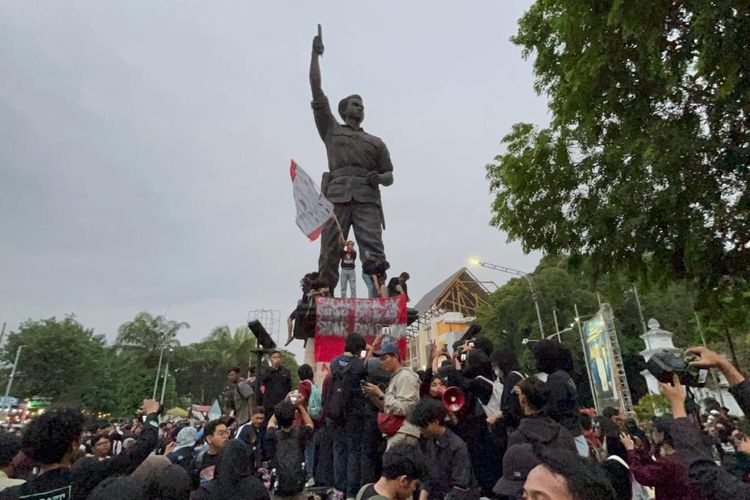 Demo 28 Oktober di Solo: Dari Ngarsopuro hingga Patung Slamet Riyadi, Massa Bawa 7 Tuntutan