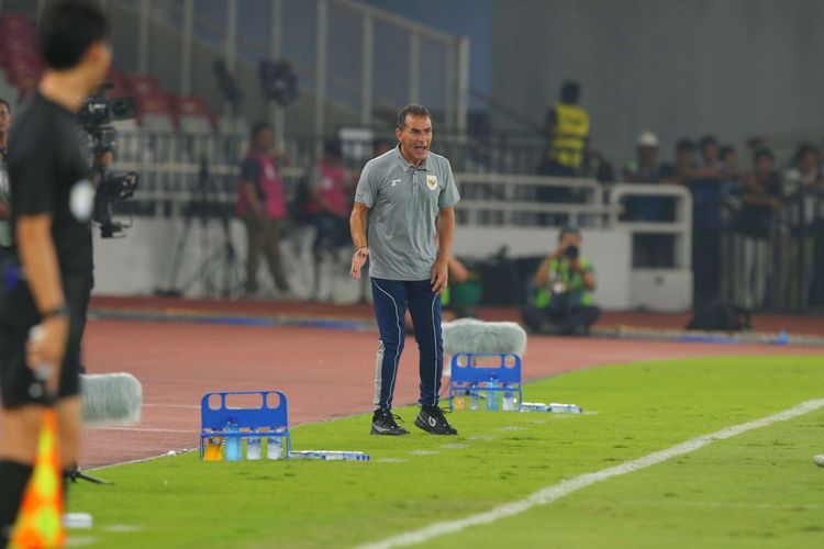 Pelatih Timnas U23 Indonesia Gerald Vanenburg memberikan instruksi kepada anak asuhnya saat laga semifinal antara Indonesia vs Thailand di ajang ASEAN U23 Championship 2025 atau Piala AFF U23 2025 di Gelora Bung Karno, Jakarta, Jumat (25/7/2025).