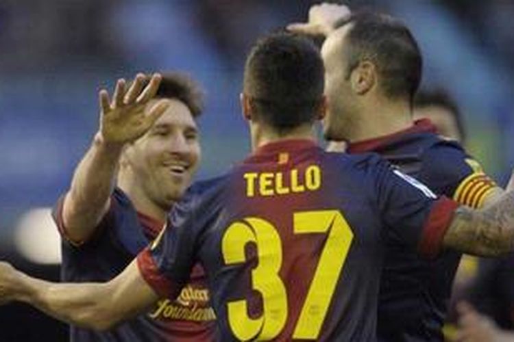 Penyerang Barcelona dari Argentina, Lionel Messi (kiri), merayakan golnya bersama rekan setimnya, gelandang serang Cristian Tello (tengah), dan gelandang Andres Iniesta (kanan), dalam laga Liga BBVA melawan Celta Vigo di Stadion Balaidos, Sabtu (30/3/2013). Pertandingan itu berakhir 2-2. 