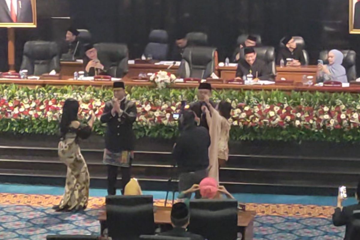 Gubernur DKI Jakarta Anies Baswedan berjoget bersama dua biduanita saat Sidang Paripurna DPRD DKI perayaan HUT ke-495 DKI Jakarta, Rabu (22/6/2022).