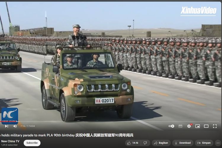 Tangkapan layar video parade militer ulang tahun ke-90 Tentara Pembebasan Rakyat China. Presiden China Xi Jinping berdiri di atas jeep militer.