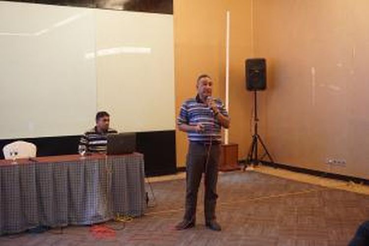 Munir Syahda Prabowo, Head of Network Spesial Project Smartfren saat menjelaskan hasil uji jaringan 4G LTE Smartfren di Sumatera Utara, jalur Medan - Berastagi.