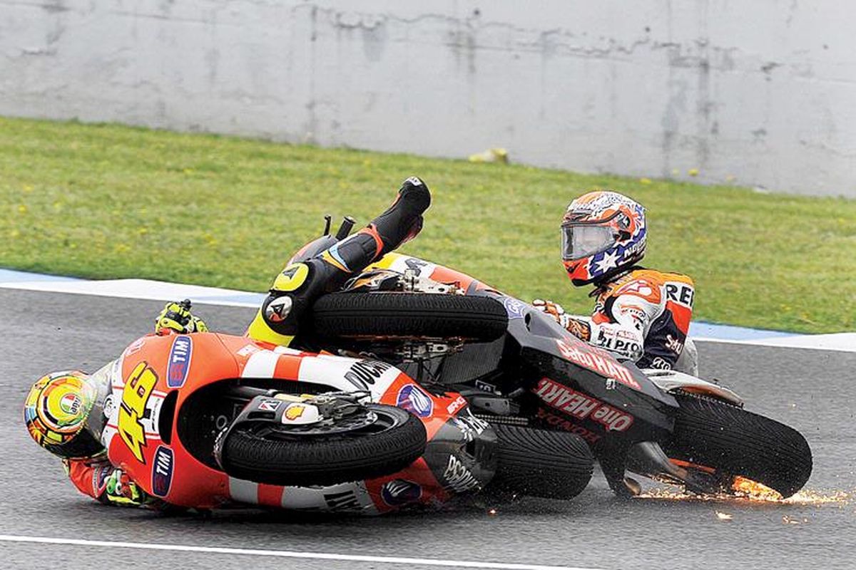Pebalap tim Repsol Honda, Casey Stoner (Australia), dan pebalap Italia dari tim Ducati, Valentino Rossi (kiri), bertabrakan dalam lomba MotoGP di Sirkuit Jerez de la Frontera, Spanyol, Minggu (3/4).