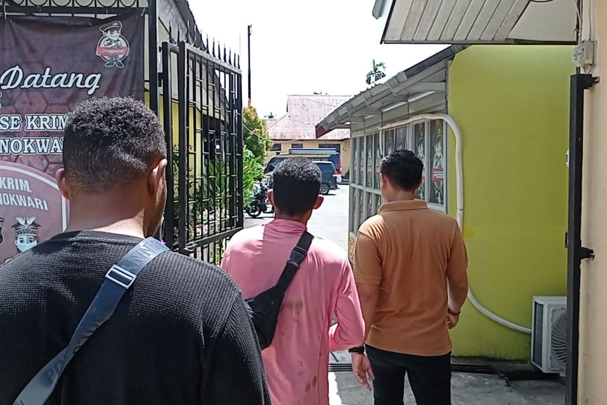 Penyidik polres mengarahkan penambang ke ruangan untuk diperiksa 