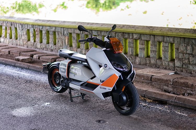 BMW Motorrad resmi meluncurkan motor listrik BMW CE04 di Indonesia.