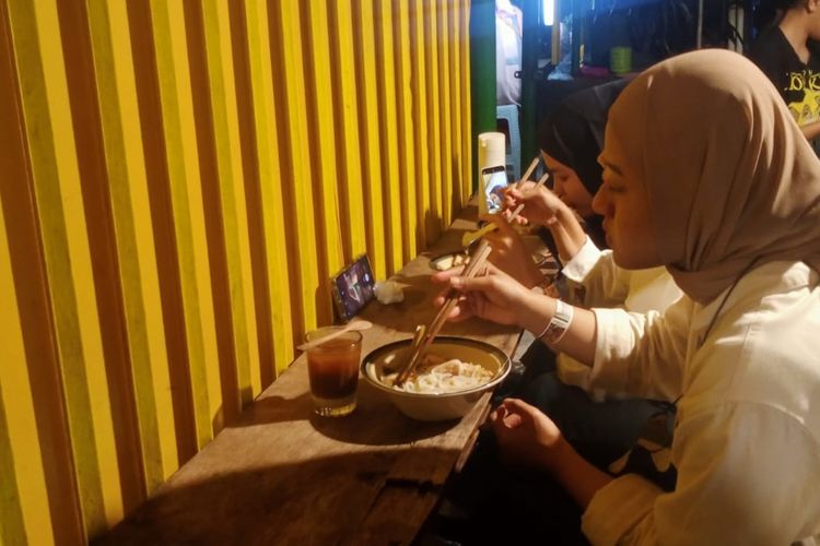 Pengunjung menyantap mi vietnam di kedai Viet Cong Malang