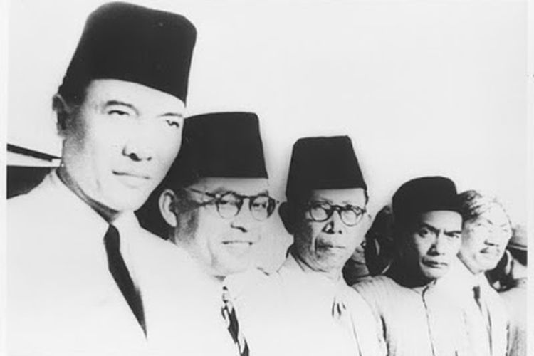 Empat Serangkai, para pemimpin Putera, sedang menunggu kedatangan Perdana Menteri Jepang Tojo pada 1943. Dari kiri ke kanan: Soekarno, Mohammad Hatta, Ki Hadjar Dewantoro, Kiai Hadji Mas Mansoer. Paling kanan M Soetadjo Djojohadikoesoemo
