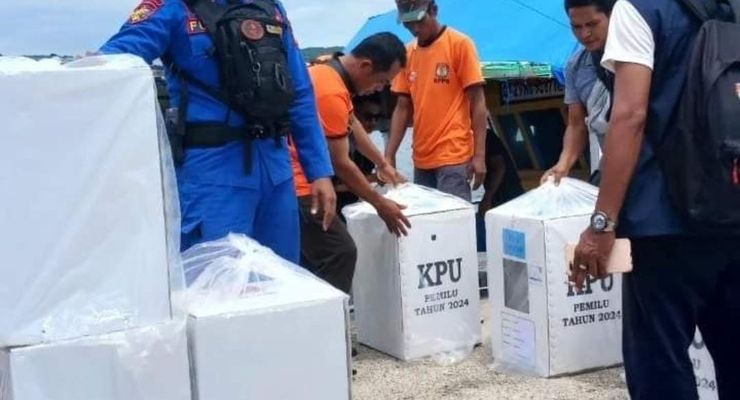KPU Sumbawa Kirim Logistik Pemilu Lewat Laut Bergelombang Tinggi