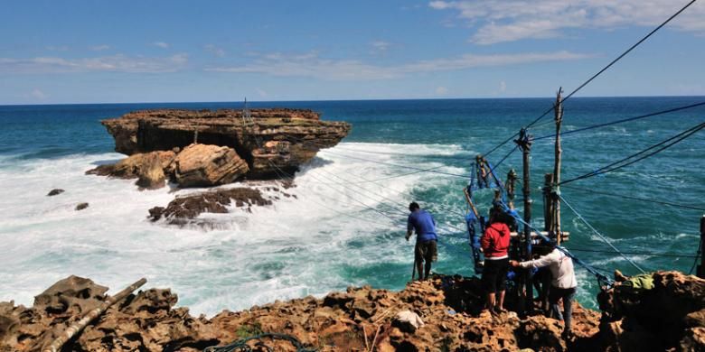 Flying Fox Tradisional di Pantai Timang Gunung Kidul, Provinsi DI Yogyakarta.