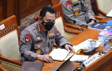 Kapolri Jenderal Pol Listyo Sigit Prabowo mengikuti rapat kerja dengan Komisi III DPR di Kompleks Parlemen, Senayan, Jakarta, Rabu (16/6/2021). Raker tersebut diantaranya membahas program 100 hari dan program prioritas Kapolri, pengungkapan kasus-kasus aktual, dan tindak lanjut atas pengaduan masyarakat. ANTARA FOTO/Hafidz Mubarak A/hp.