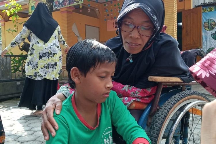 Titik Isnani bersama dengan anak didiknya PAUD Inklusi Tersenyum.