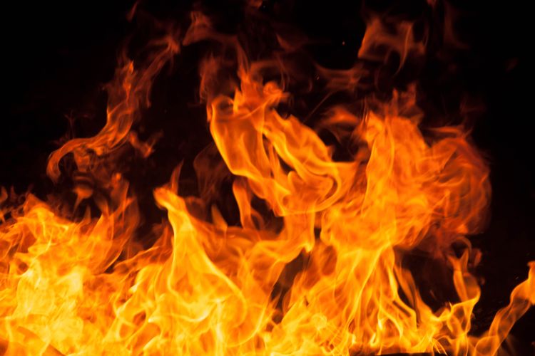 Ilustrasi kebakaran. Bayi 18 bulan tewas karena terjebak kobaran api yang membakar rumahnya di Solok, Sumatera Barat pada Senin (18/7/2022) malam pukul 20.00 WIB.