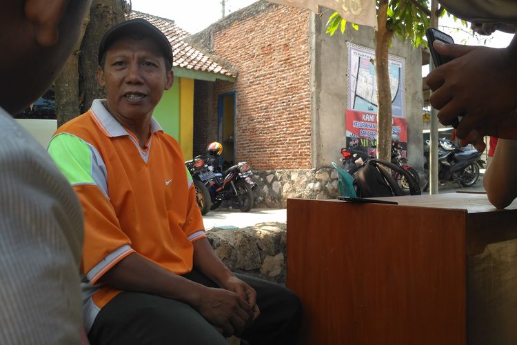 Syahruddin (53) ketua RT 05, lokasi rumah pribadi Bupati Lampung Utara Agung Ilmu Mangkunegara. Agung terkenal royal terhadap masyarakat setempat.