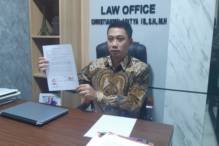 Kuasa hukum PT Galang Insan Nusantara, Christiansen Aditya menunjukkan surat kuasa PT Galang Insan Nusantara dalam konferensi pers kepada wartawan di Solo, Jawa Tengah, Jumat (9/6/2023).