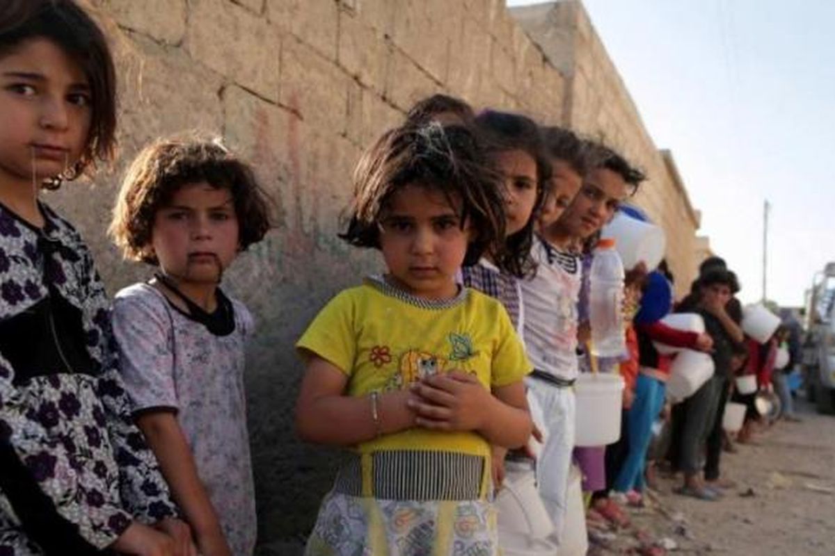 Anak Suriah mengantre makanan di utara Kota Raqqa, selama bulan suci Ramadhan, 14 Juli 2013. Kepala Koalisi Nasional Suriah Ahmad al-Assi telah mendukung seruan untuk gencatan senjata selama bulan suci Ramadhan dari Sekjen PBB Ban Ki-Moon.