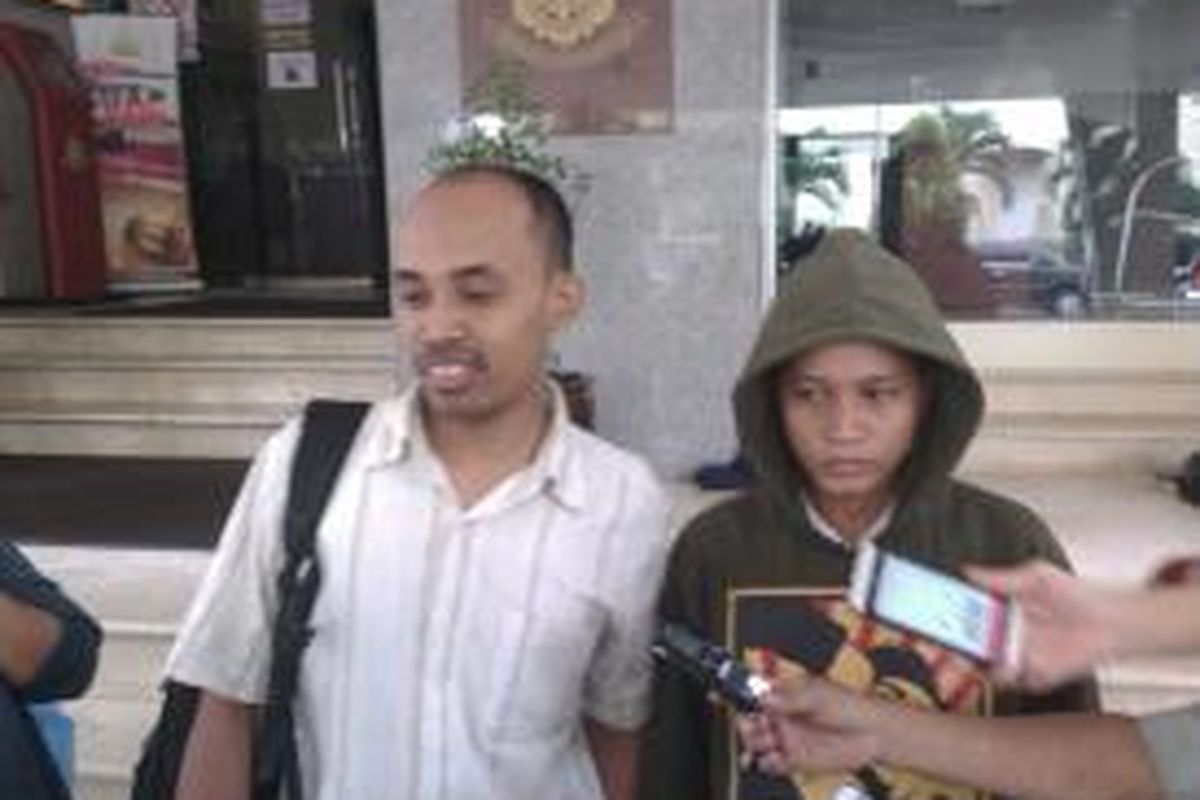 Muhammad Arsyad (kanan), dan pengacaranya, Abdul Aziz (kiri), usai menjalani wajib lapor perdana, di Bareskrim Mabes Polri, Jakarta, Selasa (4/11/2014)
