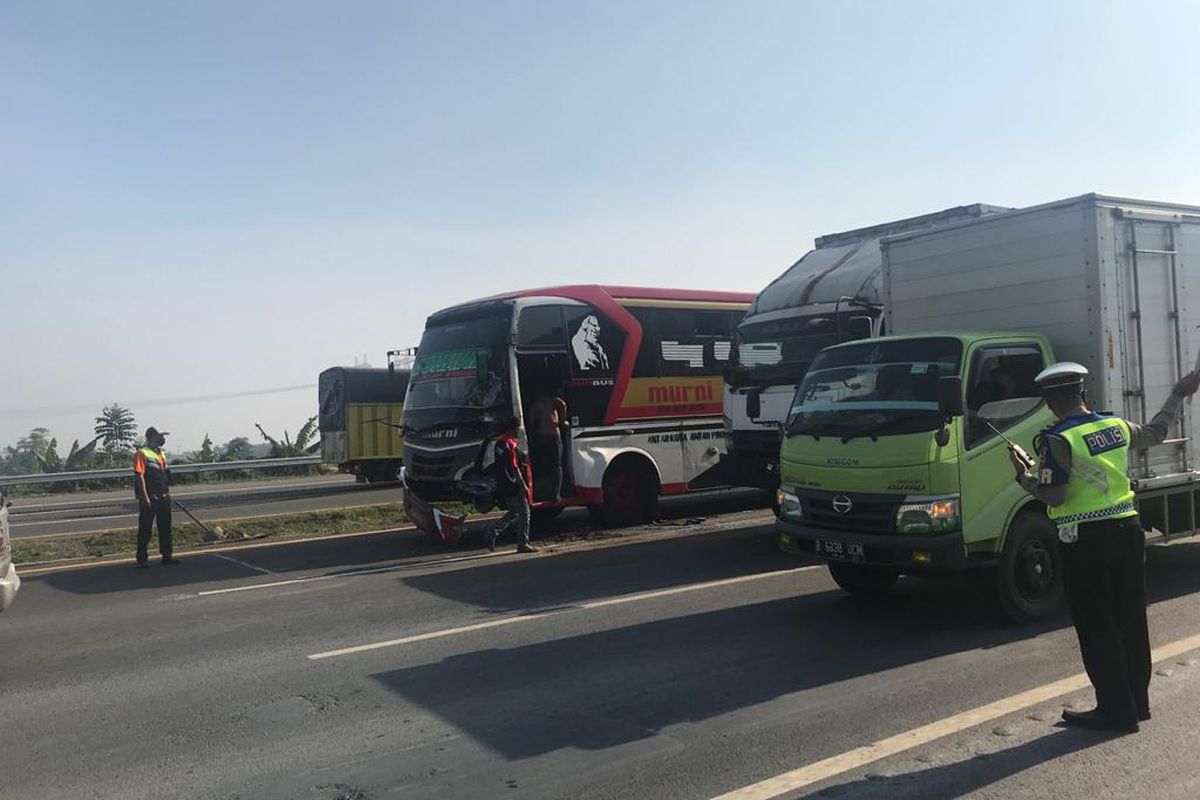 Petugas saat mengatur arus lalulintas setelah terjadi tabrakan beruntun di KM 50 Tol Tangerang Merak