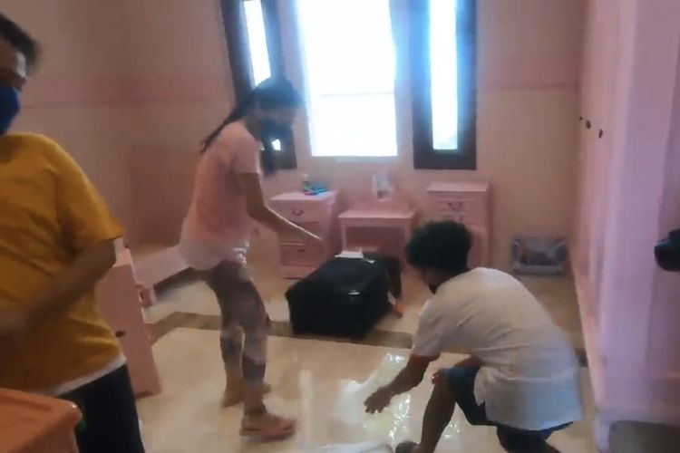 Betrand Peto yang sedang menjaili Sarwendah dengan serangga serangga di rumah baru mereka.(YouTube/Trans TV Official )