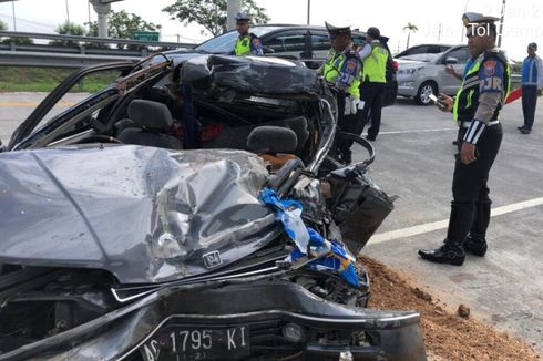 Mobil Tabrak Truk di Tol Pandaan, Ibu dan Dua Anaknya Tewas