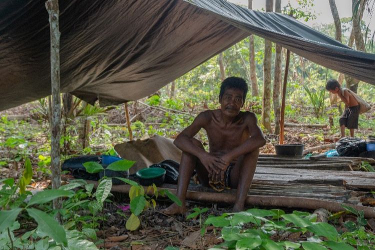 Lelaki Orang Rimba, Nyeruduk saat berisitirahat usai menyadap kebun karet di sudong. Saat ini dia tinggal di perumahan bantuan Kementerian Sosial di Kecamatan Air Hitam, Kabupaten Sarolangun, Jambi 