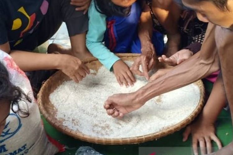Warga penerima manfaat Bantuan Pangan Non Tunai (BPNT) di Desa Sukaratu, Kecamatan Bojongpicung, Cianjur, Jawa Barat, temukan puluhan butir biji plastik dalam beras bantuan yang dibeli dari E-warong, Minggu (20/9/2020). 
