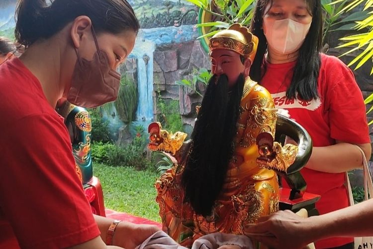 Sejumlah Pengurus dan Anggota Wandani Kota Cirebon turut serta pada ritual Bersih Rupang di Vihara Dewi Welas Asih, Kecamatan Lemahwungkuk, Kota Cirebon, Jawa Barat, Senin (16/1/2023). Mereka meyakini bersih rupang sebagai wujud berbakti kepada leluhur sekaligus pembersihan jiwa menjelang Imlek lima hari mendatang.