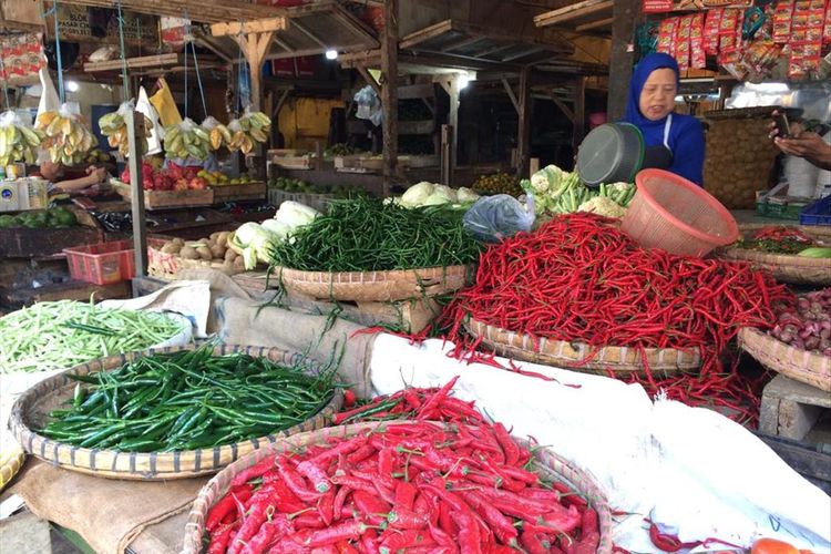 Salah seorang pedagang cabai saat memeriksa dagangannya di Pasar Induk Cikurubuk, Kota Tasikmalaya, Rabu (17/7/2019)