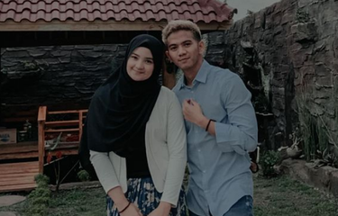 Pedangdut Ridho DA dan calon istrinya.