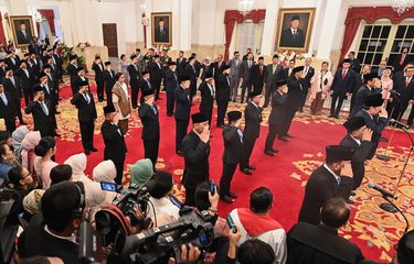 Sejumlah menteri dan kepala lembaga tinggi negara Kabinet Merah Putih mengikuti prosesi pelantikan di Istana Negara, Jakarta, Senin (21/10/2024). Presiden Prabowo melantik 53 menteri dan kepala badan negara setingkat menteri dalam Kabinet Merah Putih periode 2024-2029. ANTARA FOTO/Sigid Kurniawan/app/nym.