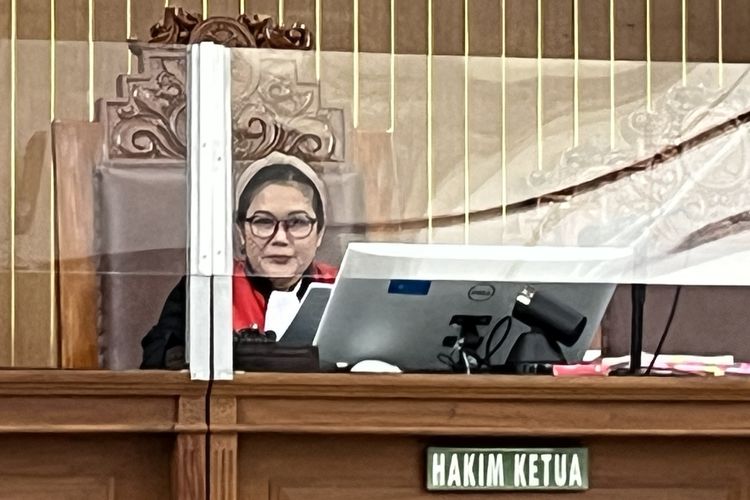 Hakim tunggal Pengadilan Negeri (PN) Jakarta Selatan Lusiana Amping dalam sidang di PN Jakarta Selatan, Senin (18/3/2024). Hakim Lusiana tidak menerima gugatan praperadilan yang dilayangkan Budi Said.