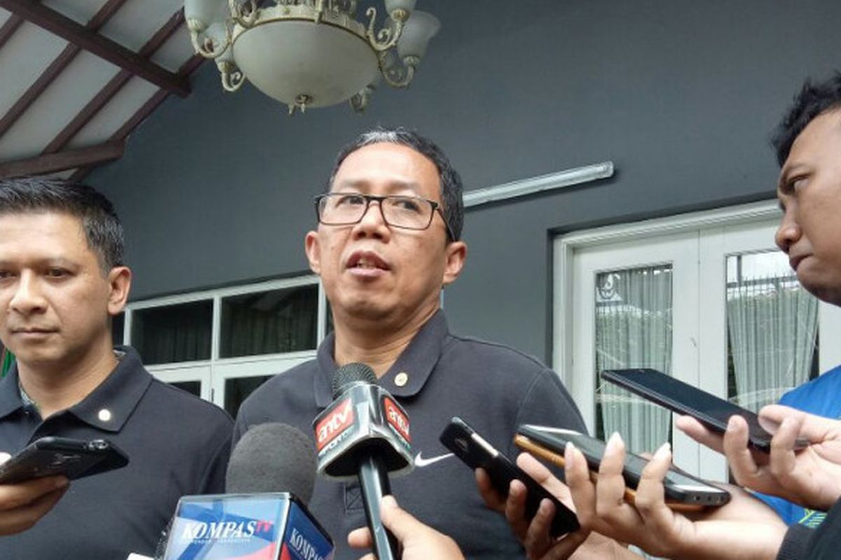 Plt Ketua Umum PSSI, Joko Driyono (tengah) didampingi Exco PSSI, Iwan Budianto saat memberikan keterangan soal alih kepemimpinan sementara PSSI di kantor PSSI, Kemang, Jakarta Selatan, Minggu (18/2/2018) siang.