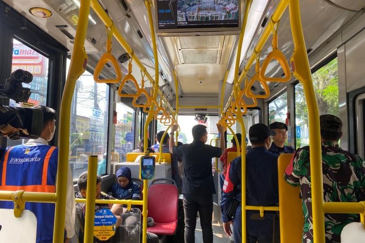 Area dalam bus transjakarta dengan rute Terminal Kalideres ke Bandara Soekarno-Hatta saat uji coba, Rabu (5/7/2023). 