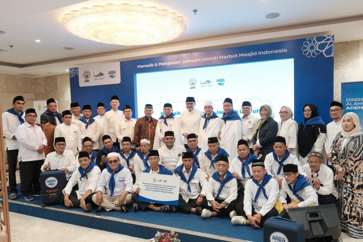 Kolaborasi AQUA bersama Dewan Masjid Indonesia (DMI) dan Badan Pengelola Masjid Istiqlal (BPMI) memberangkatkan 26 marbot masjid ke Tanah Suci.