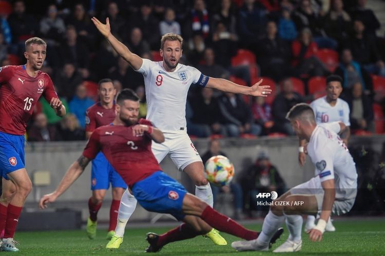 Englands forward Harry Kane (C) calls for a foul during the UEFA Euro 2020 qualifier Group A football match Czech Republic v England at the Sinobo Arena on October 11, 2019. (Photo by Michal CIZEK / AFP)
